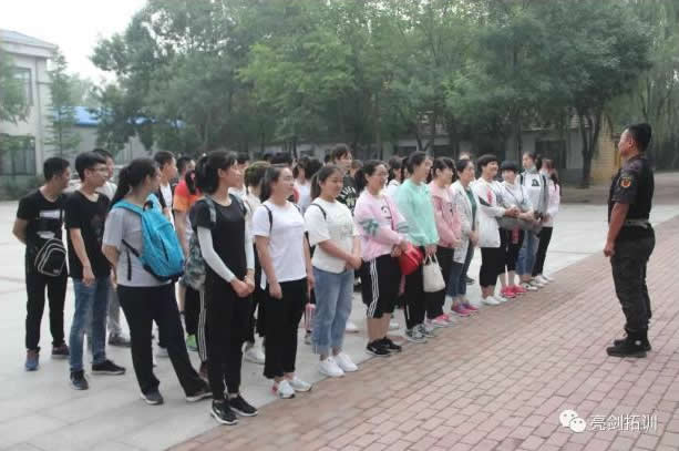 “上海依视路光学--潍坊明的眼镜2018春季拓展训练营”